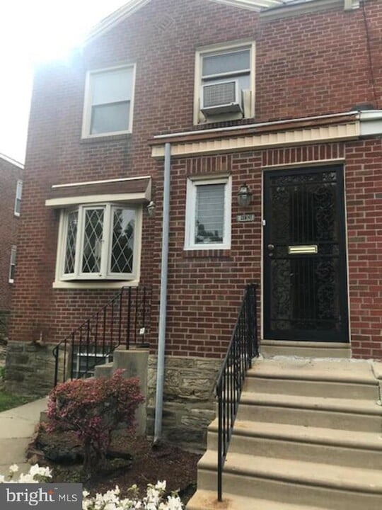 913 E Upsal St in Philadelphia, PA - Building Photo