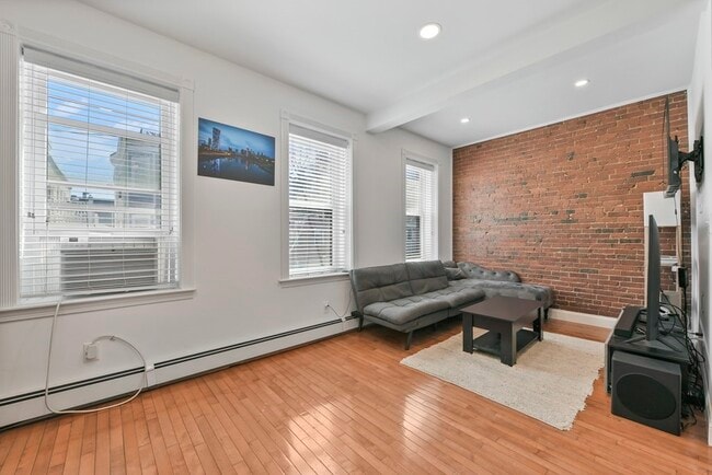 168 F St in Boston, MA - Building Photo - Building Photo