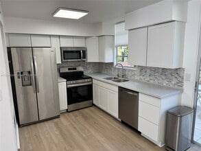 6007 SW 69th St in South Miami, FL - Building Photo - Building Photo