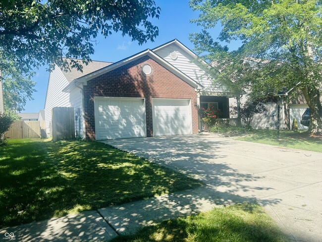 11064 Schoolhouse Rd in Fishers, IN - Foto de edificio - Building Photo