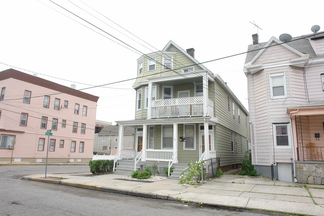 205 Broad St in Perth Amboy, NJ - Foto de edificio - Building Photo