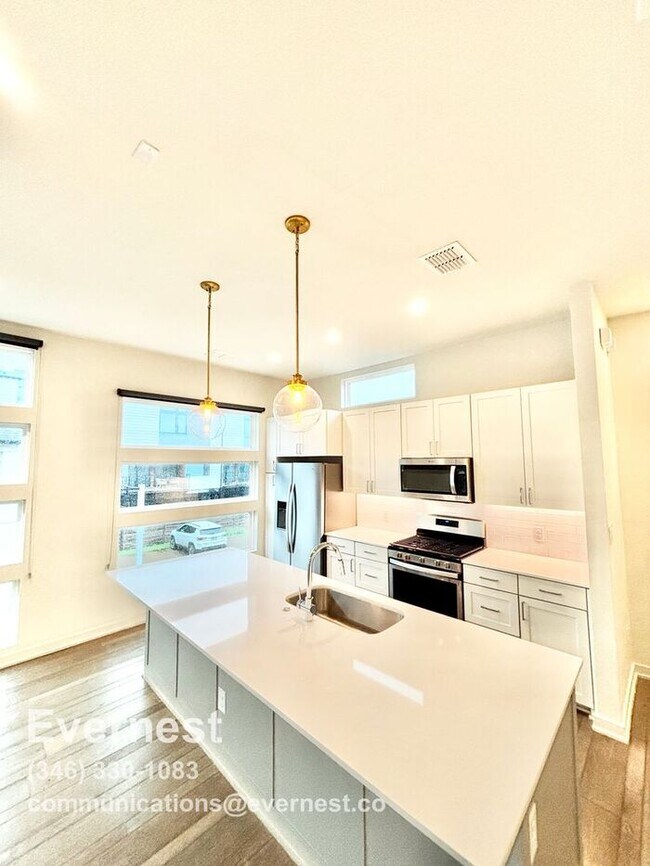 property at 2528 N Fitzhugh Ave