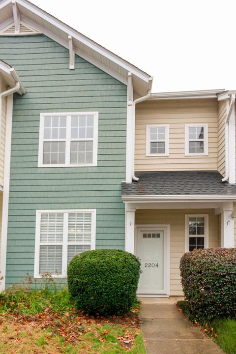 2204 Valley Haven Dr in Raleigh, NC - Building Photo