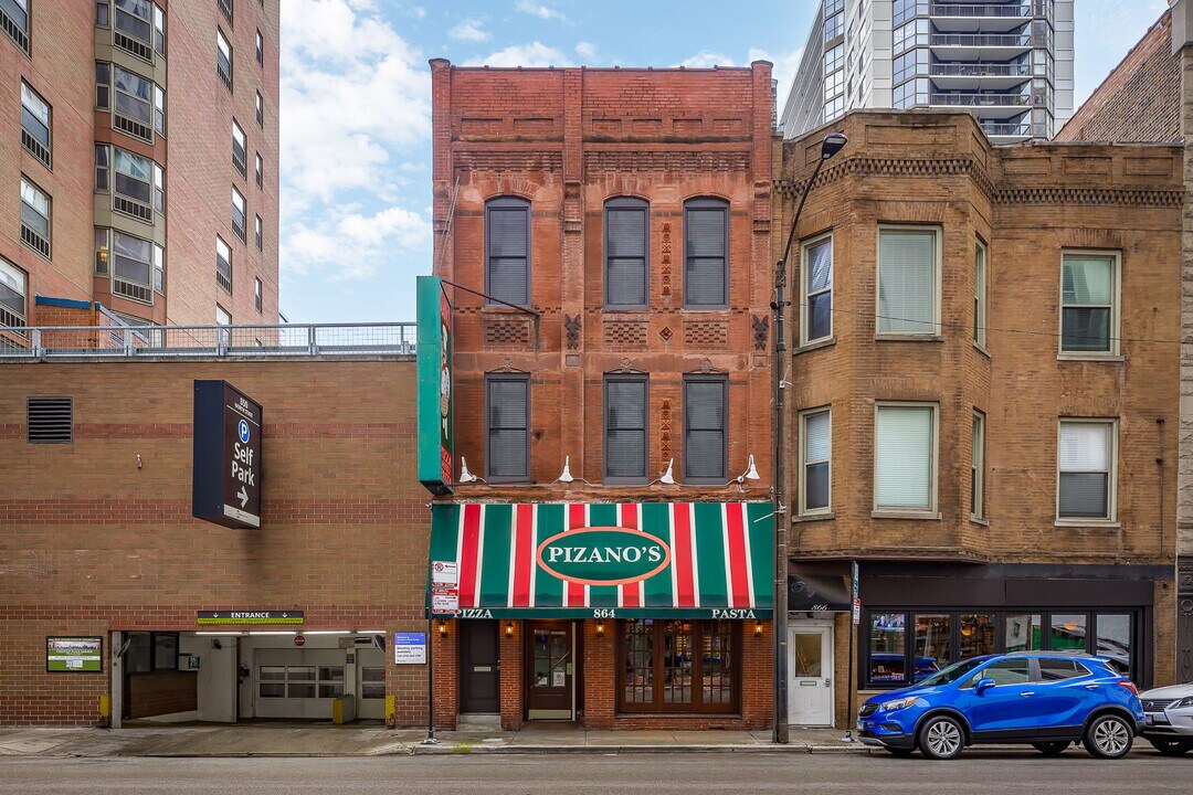 864 N State St, Unit 2 in Chicago, IL - Building Photo