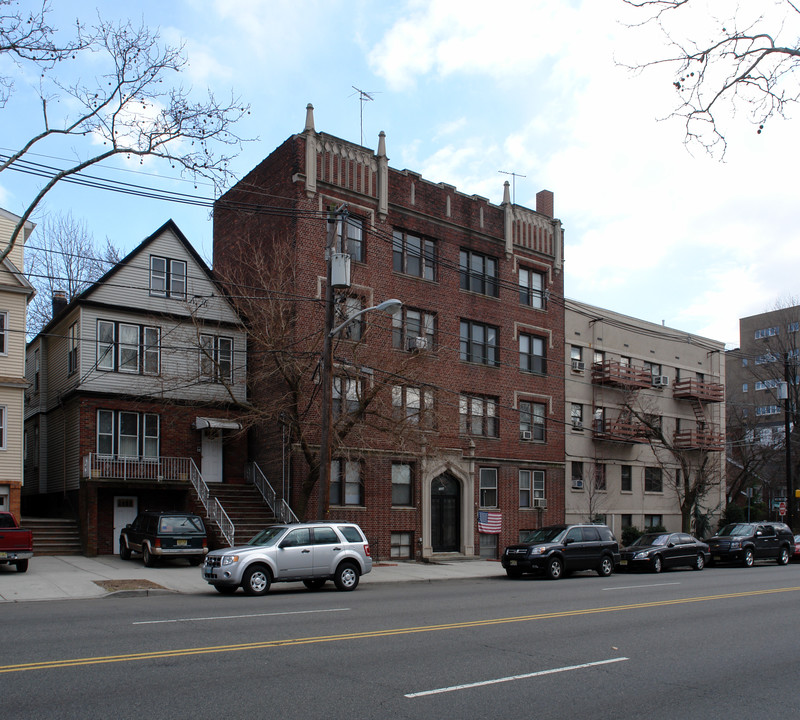 1084 Jf Kennedy Blvd in Bayonne, NJ - Building Photo