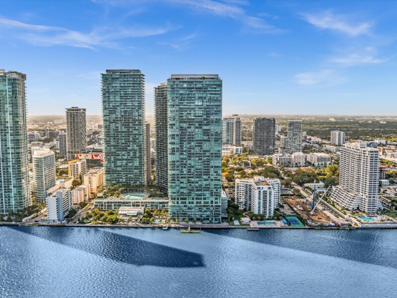 3131 NE 7th Ave in Miami, FL - Building Photo