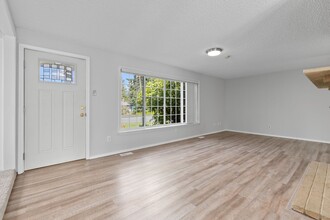 4504 223rd St SW in Mountlake Terrace, WA - Foto de edificio - Building Photo