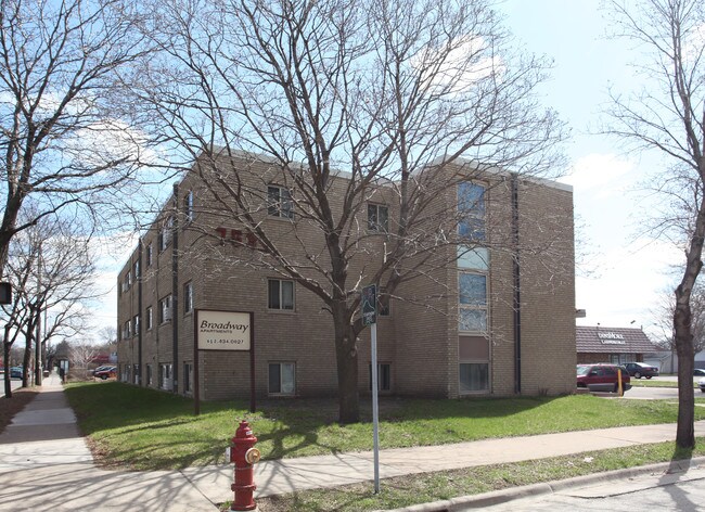 Broadway Apartments in Minneapolis, MN - Building Photo - Building Photo