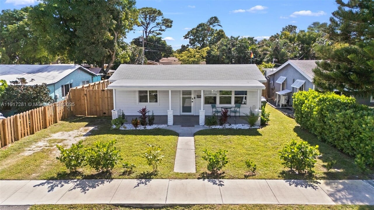 1464 NE 24th St in Wilton Manors, FL - Building Photo
