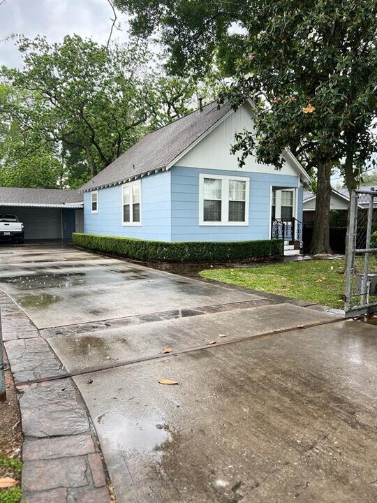 2504 Pine Tree Dr Photo