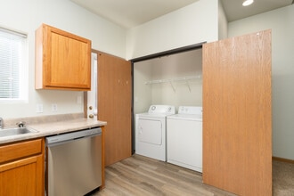 Lake Broadway Townhomes in Columbia, MO - Foto de edificio - Interior Photo