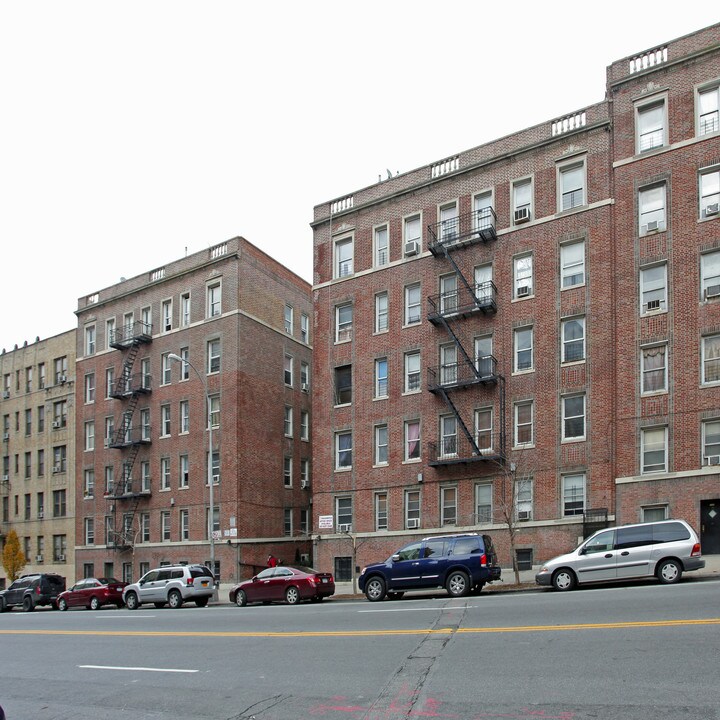 2542 University Ave in Bronx, NY - Building Photo