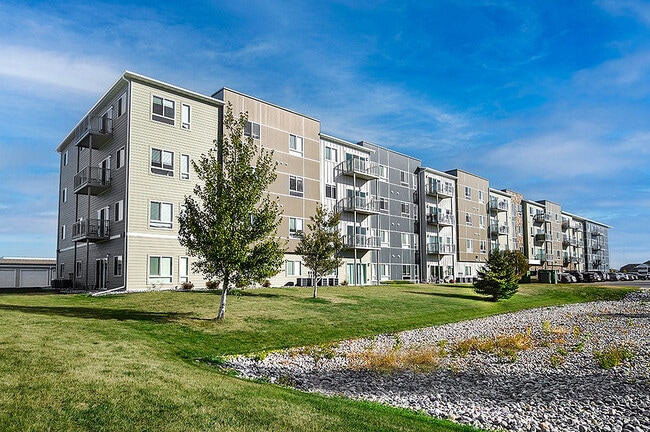 Stone Creek Apartments in Grand Forks, ND - Building Photo - Building Photo