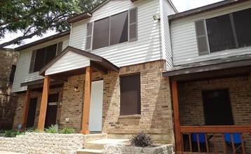 Round Rock Townhomes in Arlington, TX - Building Photo - Building Photo