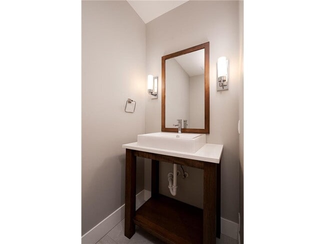 2622 W Lake St in Minneapolis, MN - Building Photo - Building Photo