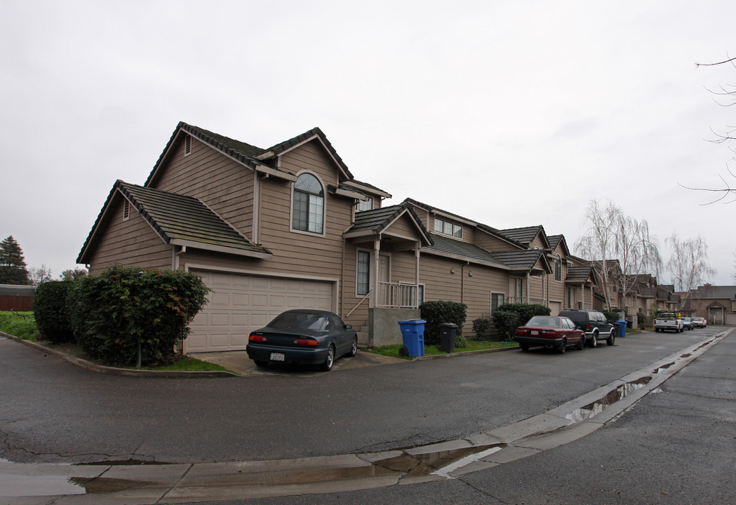 Elizabeth Court Apartments in Turlock, CA - Building Photo