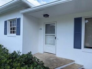 206 Russlyn Dr in West Palm Beach, FL - Foto de edificio - Building Photo