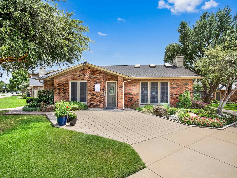 Rosemeade Townhomes in Carrollton, TX - Building Photo