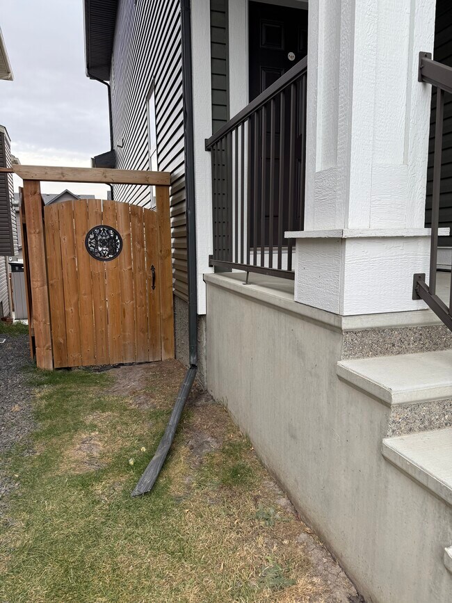 83 Evansglen Cir NW in Calgary, AB - Building Photo - Building Photo