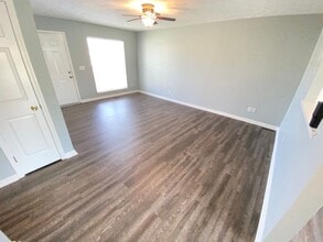 1320 Stroud Dr in Lebanon, TN - Foto de edificio - Building Photo