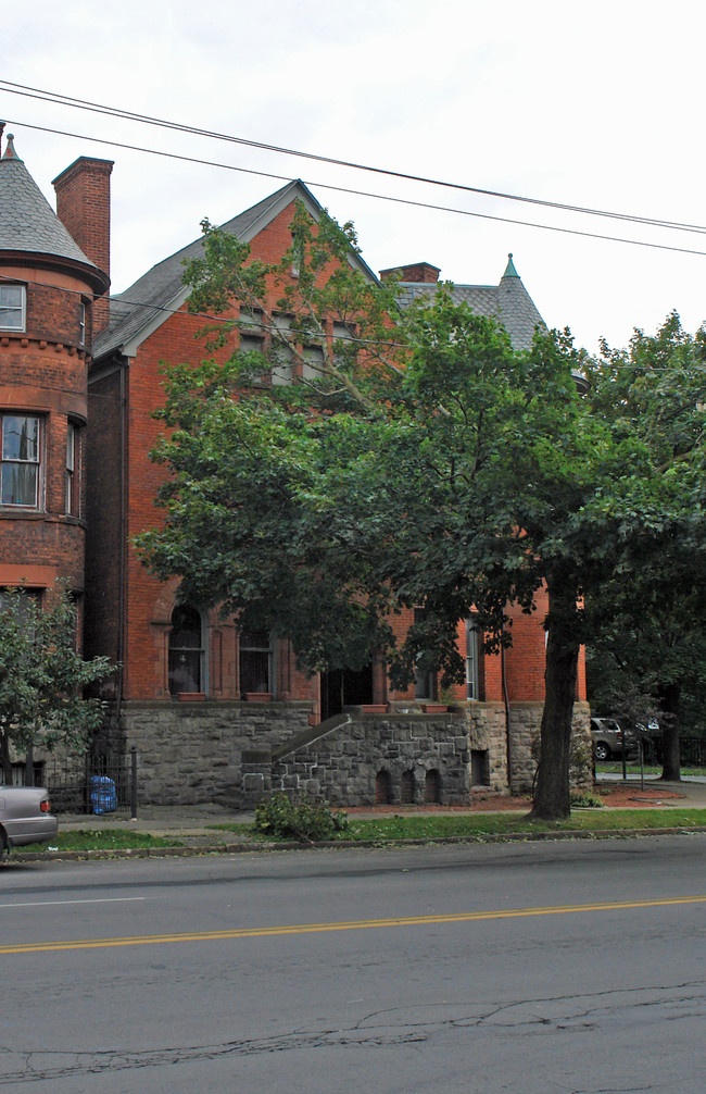 1319 Genesee St in Utica, NY - Foto de edificio - Building Photo