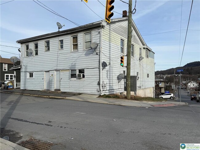 81 Hunter St in Tamaqua, PA - Building Photo - Building Photo