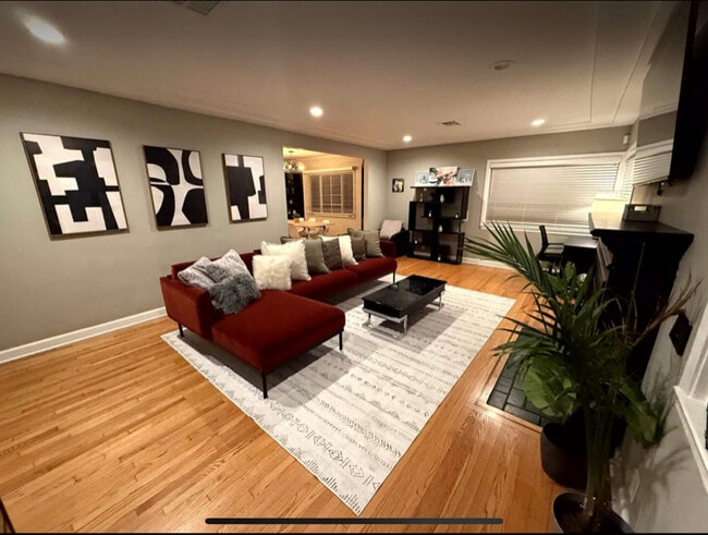 property at 404 S Beachwood Dr