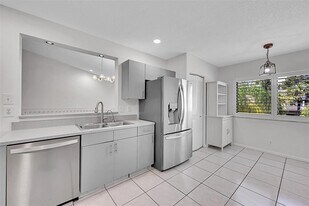 1002 NW 105th Way in Plantation, FL - Building Photo