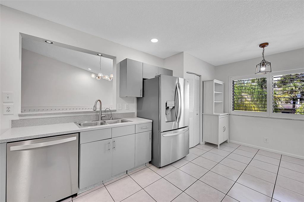 1002 NW 105th Way in Plantation, FL - Building Photo