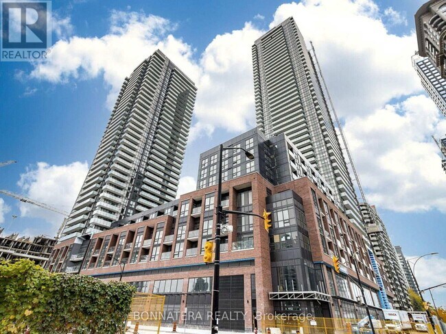 4130 Parkside Village Dr in Mississauga, ON - Building Photo - Building Photo