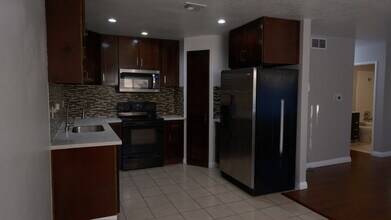 18555 Collins St, Unit c33 in Tarzana, CA - Foto de edificio - Building Photo