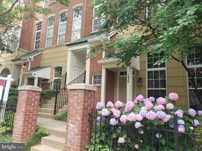 1928 Crescent Park Dr in Reston, VA - Building Photo - Building Photo