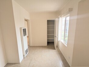 327 N Mariposa Ave, Unit 3 in Los Angeles, CA - Building Photo - Building Photo