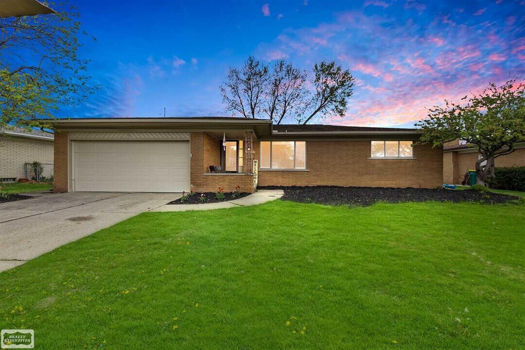 11489 Anna Lisa Dr in Macomb, MI - Building Photo