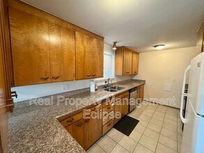 10323 NE 68th St in Kirkland, WA - Building Photo - Building Photo