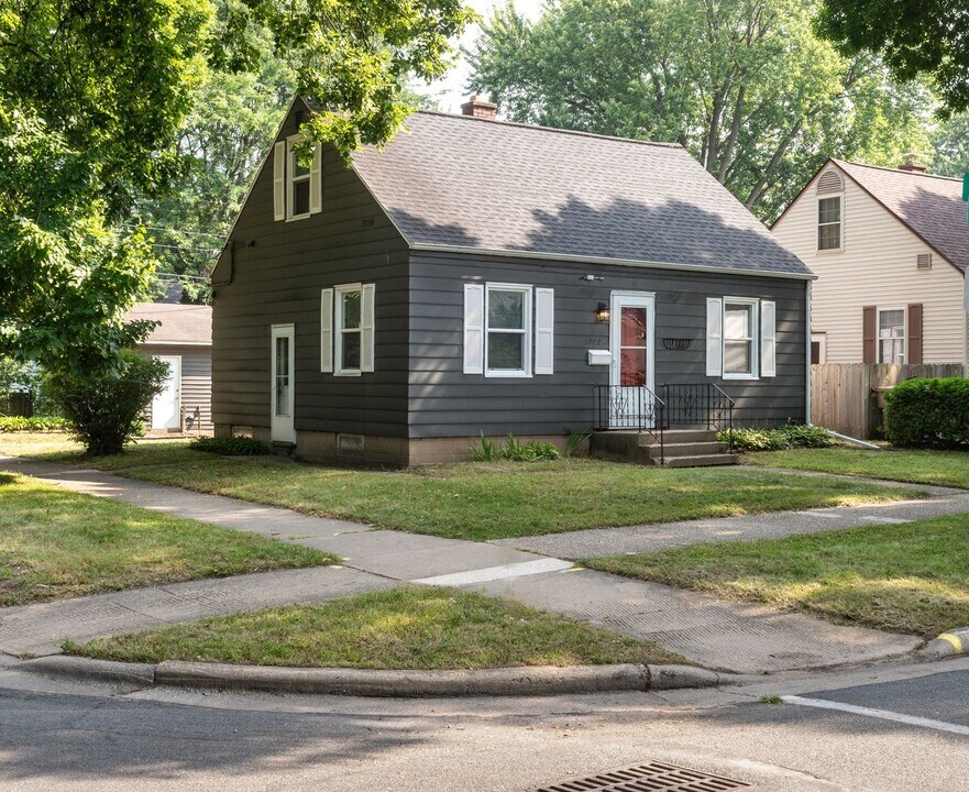 2702 Coolidge St in Madison, WI - Building Photo