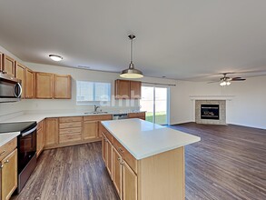 9533 187th St E in Puyallup, WA - Foto de edificio - Building Photo