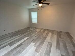 906 Eagle Ave in Pasadena, TX - Building Photo - Building Photo