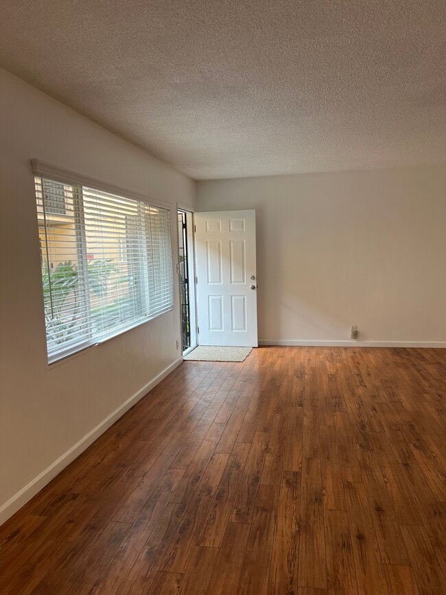 1325 E 7th St, Unit 3 in Long Beach, CA - Building Photo - Building Photo