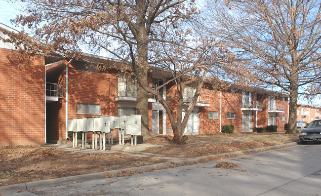 Crescent Heights Apartments in Lawrence, KS - Building Photo - Building Photo