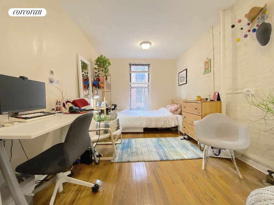 181 Thompson St in New York, NY - Building Photo