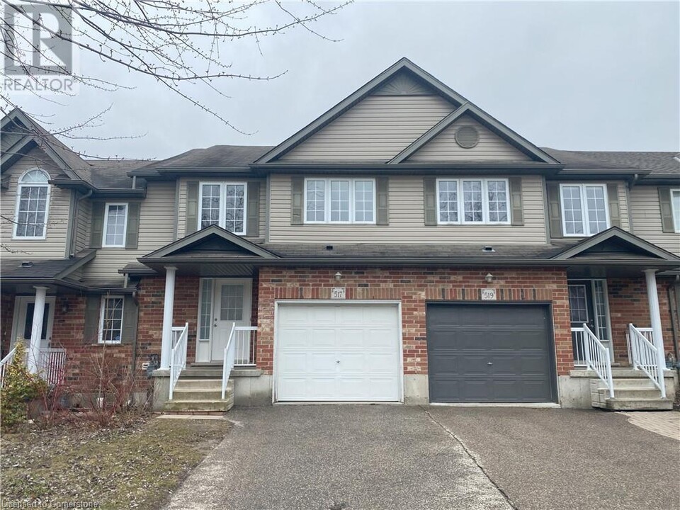 517 VIRGINIA CREEPER St in Waterloo, ON - Building Photo