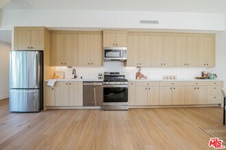 611 N Virgil Ave in Los Angeles, CA - Building Photo - Building Photo