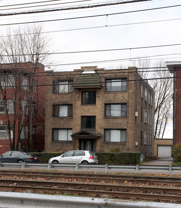 2744 Broadway Ave in Pittsburgh, PA - Building Photo