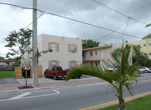 3355 Grand Ave in Miami, FL - Foto de edificio - Building Photo