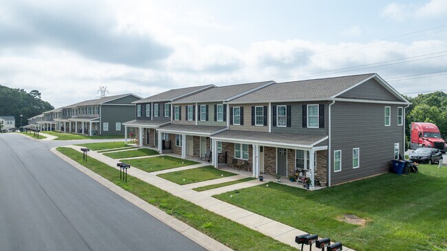 1592 - 1598 NW Oak Leaf Dr in Hickory, NC - Building Photo - Building Photo