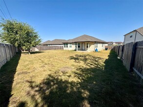 103 Fairmeadow Downs Dr in Hutto, TX - Foto de edificio - Building Photo
