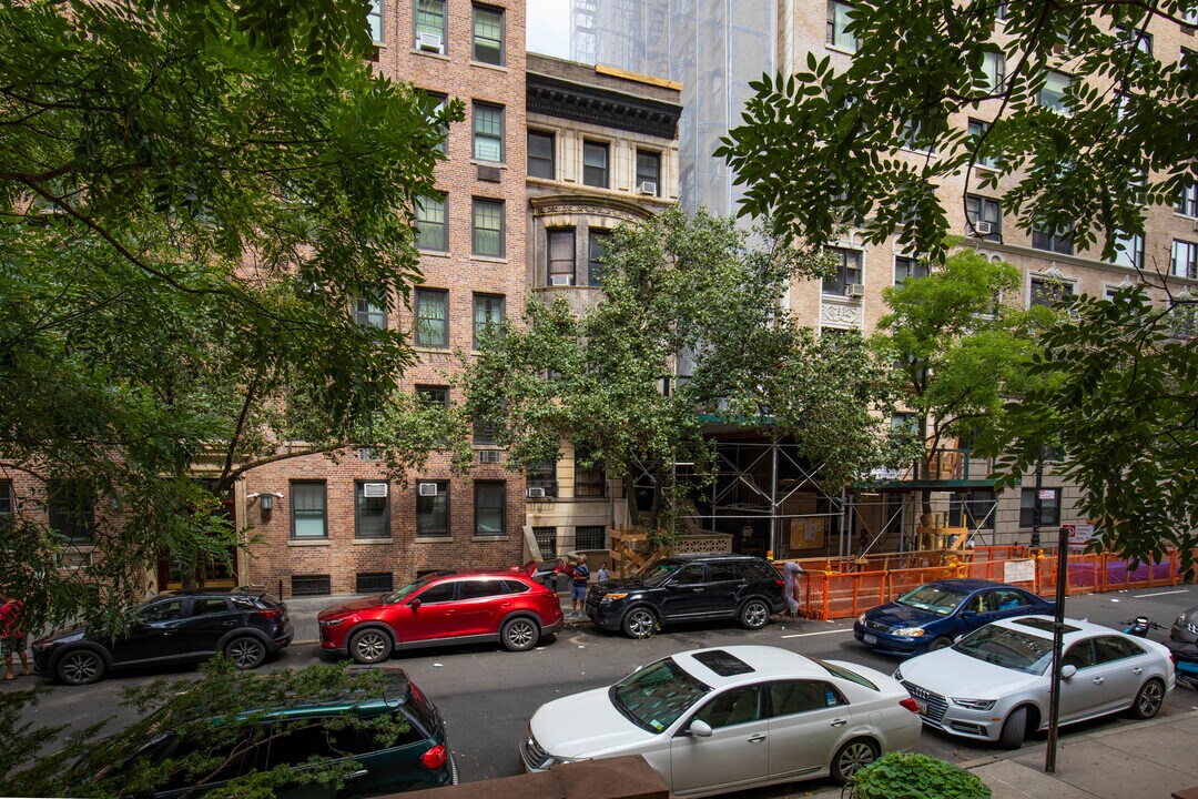 9 W 69th St in New York, NY - Building Photo