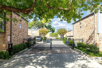 Skyline Village Condominiums in Houston, TX - Building Photo - Building Photo