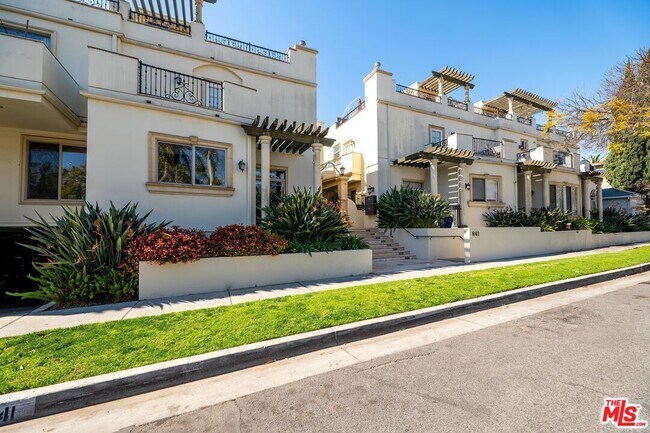 841 Westmount Dr in West Hollywood, CA - Building Photo - Building Photo